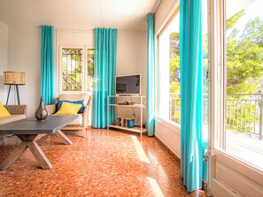 Smart TV, books - Casdanna 1: Sea View, 17 m² Terrace, 150 m from the Beach, Garage & Wi-Fi (Roses)