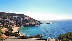 On the beach, sun-loungers - Casdanna 1: Sea View, 17 m² Terrace, 150 m from the Beach, Garage & Wi-Fi (Roses)