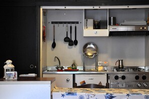 Réfrigérateur, plaque de cuisson, cafetière/bouilloire, blender