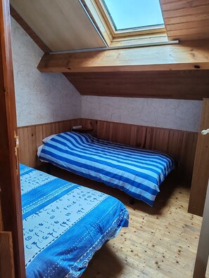 3 bedrooms, iron/ironing board, bed sheets