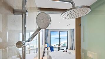 Chambre Deluxe avec lits jumeaux, balcon | Salle de bain | Douche, douche à « effet pluie », articles de toilette de luxe