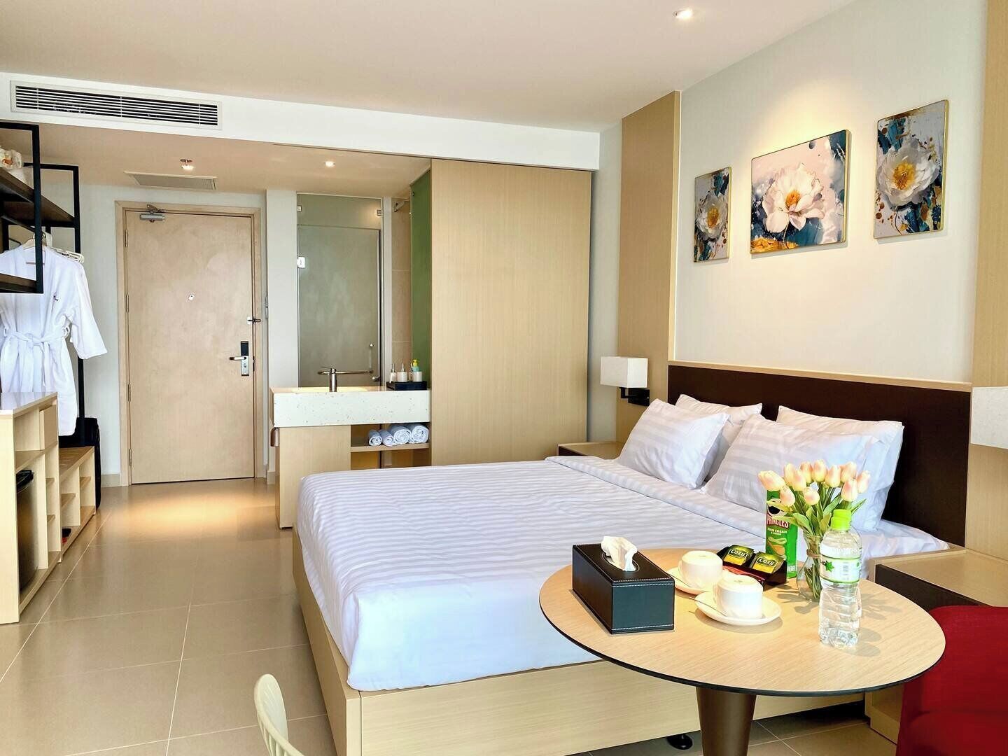 Quarto casal luxo, sacada | Frigobar, escrivaninha, cortinas blackout, quartos à prova de som