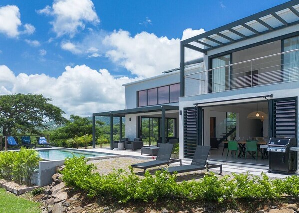 A modern two-story house with a pool, outdoor seating, and a dining area. - Villa LALALAND  (Le François)