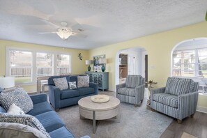 TV, fireplace - Sleeps 8_2K,1Q, 2T, Pool, Pickleball, Beach &River (Melbourne)