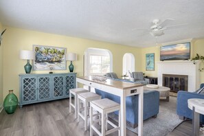 Dining - Sleeps 8_2K,1Q, 2T, Pool, Pickleball, Beach &River (Melbourne)