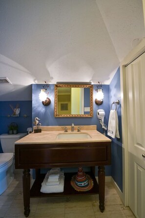 Hiustenkuivaaja, pyyhkeet, saippua, vessapaperi