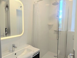Douche, sèche-cheveux, serviettes fournies, savon