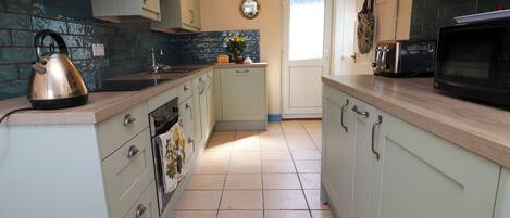 Batterie de cuisine, vaisselle et ustensiles