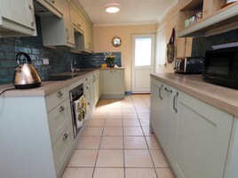 Cookware/dishes/utensils