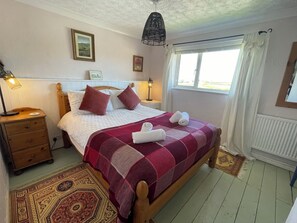 Cottage | 3 bedrooms, individually decorated, individually furnished, free WiFi - 11 Penygroes (Holyhead)