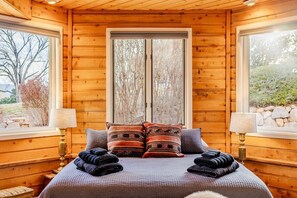 4 bedrooms, iron/ironing board, WiFi, bed sheets - Pikes Peak Place: Relaxing Oasis w/Mtn Views (Colorado Springs)