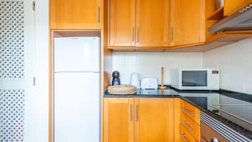 Microondas, lavavajillas, cafetera o tetera y utensilios de cocina