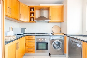 Microondas, lavavajillas, cafetera y tetera y utensilios de cocina 