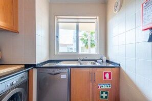 Mikrovågsugn, diskmaskin, kaffe- och tebryggare och grytor/köksredskap