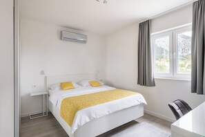 3 bedrooms, in-room safe, iron/ironing board, free WiFi - Holiday Home Ferias with private pool - Villa in Makarska (Makarska)