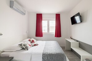 3 bedrooms, in-room safe, iron/ironing board, free WiFi