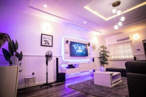 Deluxe Apartment, Balcony, City View | Living area