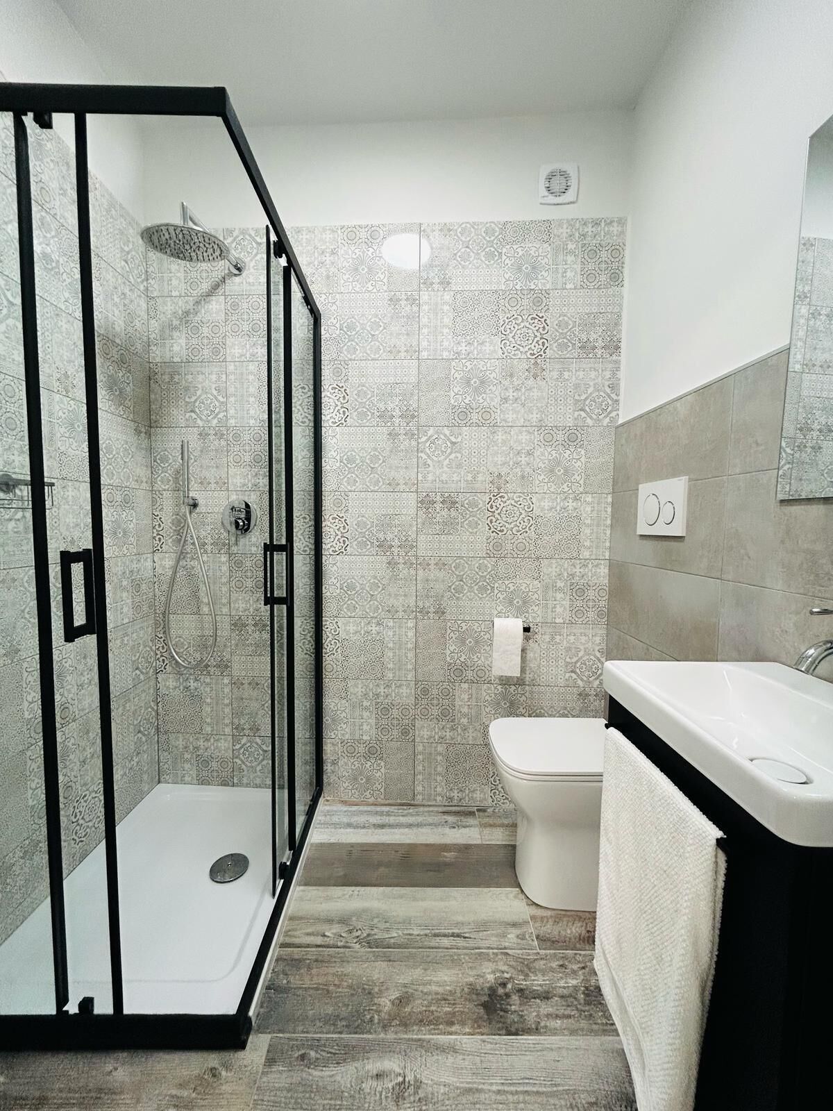 Dusche, Haartrockner, Bidet, Handtücher