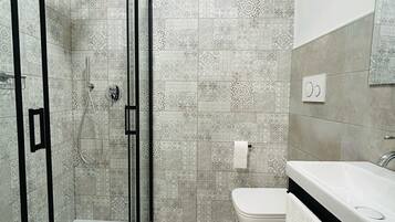 Dusche, Haartrockner, Bidet, Handtücher