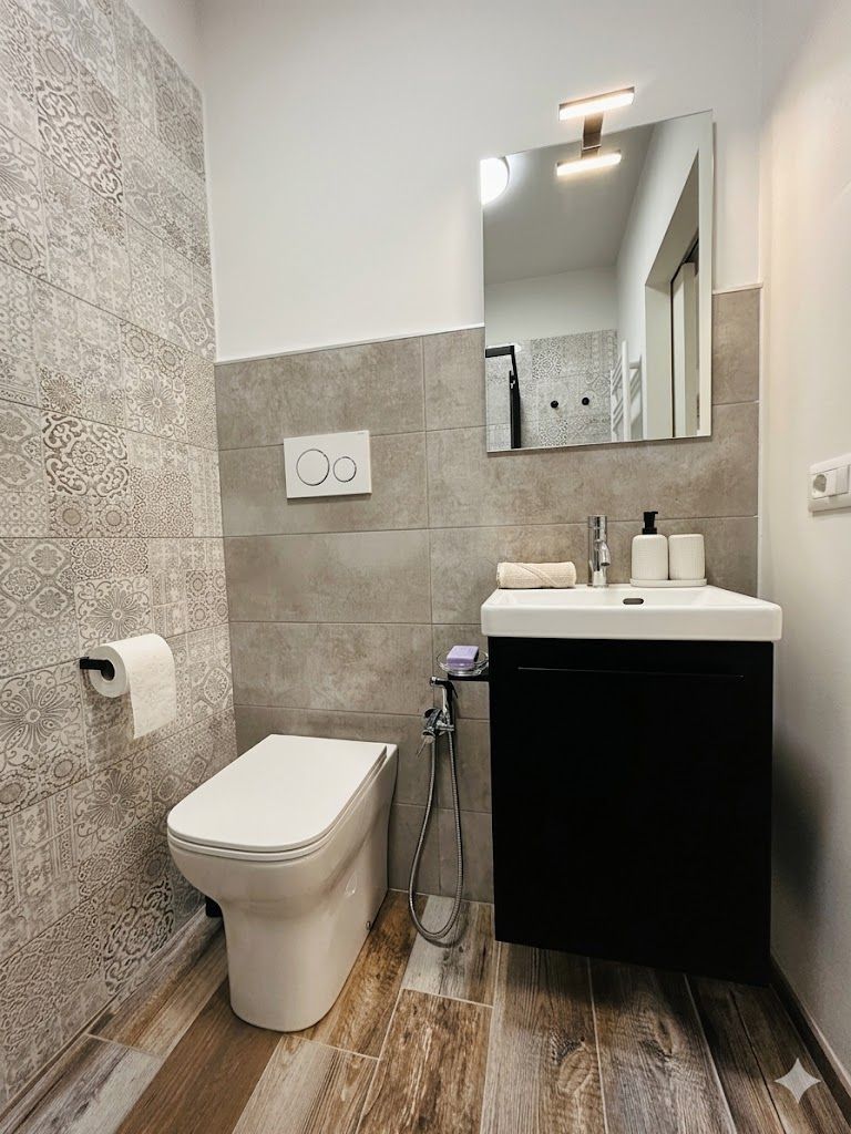 Un baño con inodoro, lavamanos y ducha.