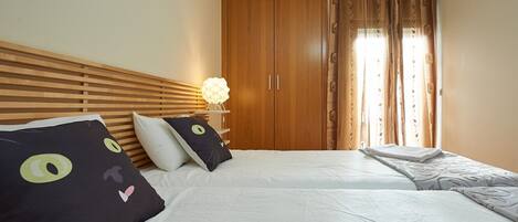 2 bedrooms, iron/ironing board, bed sheets