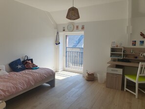 9 bedrooms, iron/ironing board, WiFi, bed sheets