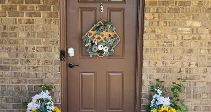 The Wright Retreat! Spacious 5-bedroom house in awesome Montgomery, AL