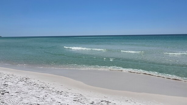 A beach with clear turquoise water and a sandy shore. - 1 bedroom on Okaloosa Island FtWalton1 minute walk to the beach. Clean,spacious. (Fort Walton Beach)