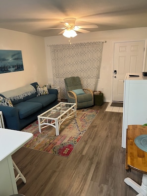 TV - 1 bedroom on Okaloosa Island FtWalton1 minute walk to the beach. Clean,spacious. (Fort Walton Beach)