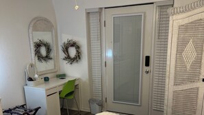 A bedroom with a bed, a desk, a chair, a wardrobe, and a ceiling fan. - 1 bedroom on Okaloosa Island FtWalton1 minute walk to the beach. Clean,spacious. (Fort Walton Beach)