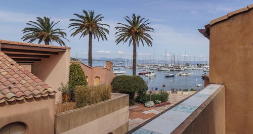 Porquerolles island, large architect-designed apartment overlooking the sea.