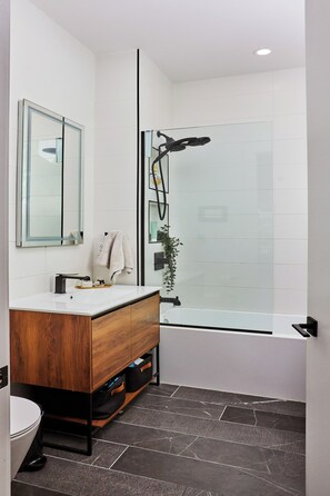 Hair dryer, towels, soap, toilet paper - Artsy 1-bedroom condo in cool Bushwick w/ balcony, WFH space, gym, rooftop (Brooklyn)