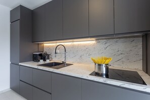 Fridge, microwave, stovetop, dishwasher