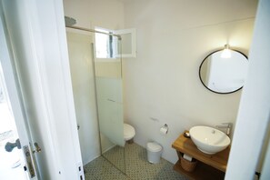 Shower, hair dryer, towels, soap - Kathys Island Retreat (Karpathos)