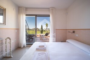 3 chambres, fer et planche à repasser, Wi-Fi, draps fournis
