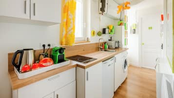 Refrigerador, microondas, parrilla de estufa y cafetera y tetera