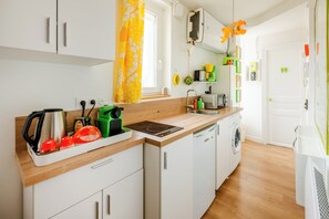 Kjøleskap, mikrobølgeovn, kokeplater og kaffetrakter/tekoker