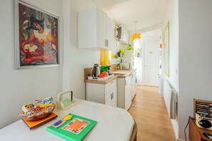 Kjøleskap, mikrobølgeovn, kokeplater og kaffetrakter/tekoker