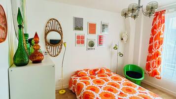 1 soveværelse, pengeskab på værelset, skrivebord, strygejern/strygebræt