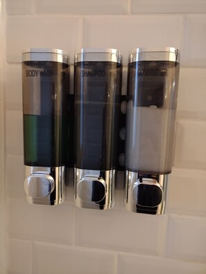 Een haardroger, handdoeken, zeep, shampoo