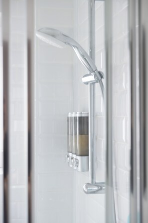 Shower, hair dryer, towels, soap - Vintage, 10 min from Disneyland -30 min from Paris- 50m from train station - 30min from CDG airport (Esbly)