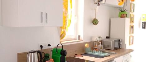 ثلاجة، ميكروويف، موقد طهي مسطح، ماكينة لصنع القهوة/الشاي