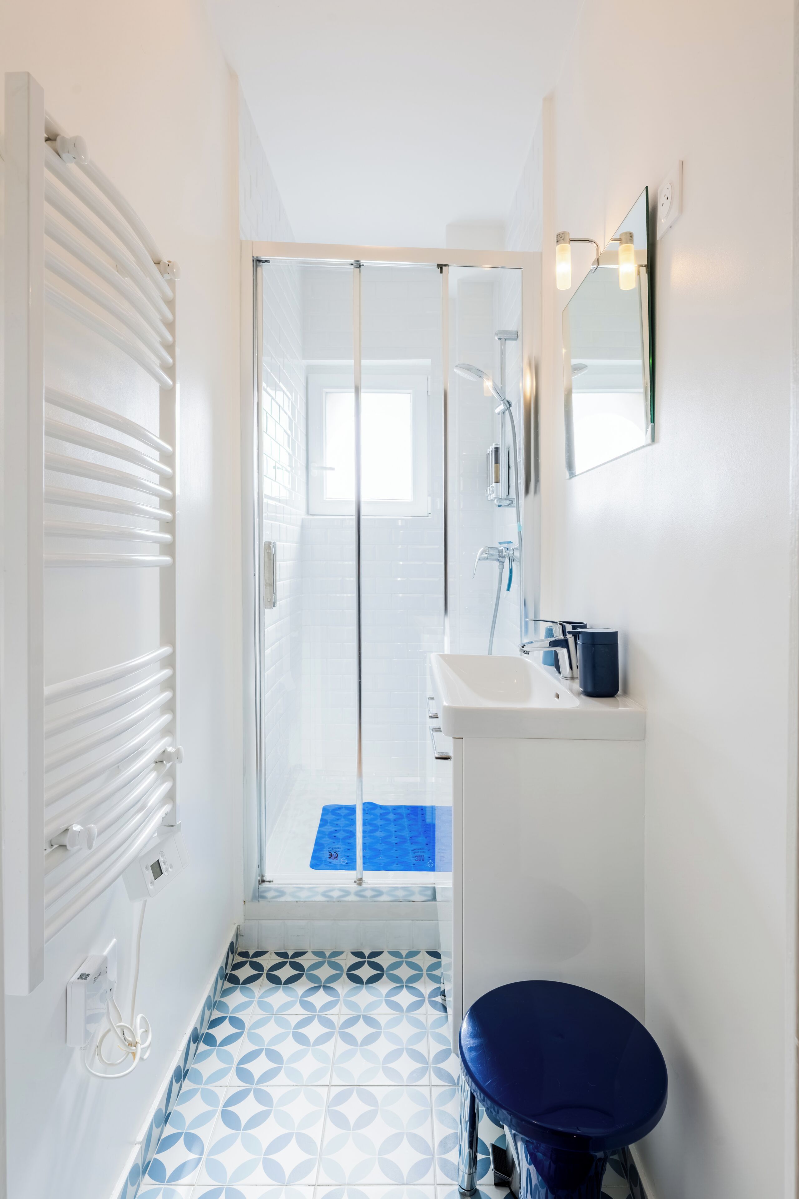 Sèche-cheveux, serviettes fournies, savon, shampoing