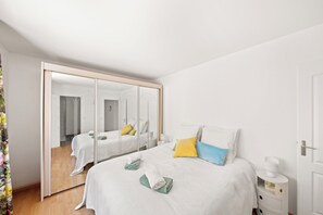 2 slaapkamers, een strijkplank/strijkijzer, reisbedje, wifi