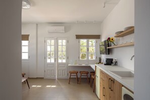 Réfrigérateur, micro-ondes, cafetière/bouilloire, bouilloire électrique