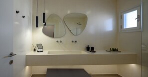 Shower, hair dryer, bidet, towels
