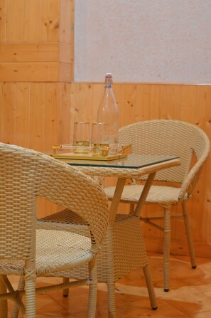 Luxury Double Room, Balcony, Mountain View | Makan dalam bilik