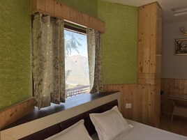 Quarto casal luxo, sacada, vista para a cidade | Vista para a montanha