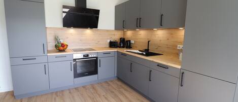 冷蔵庫、オーブン、コンロ、食器洗い機