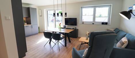Fernseher, Bücher, Stereoanlage